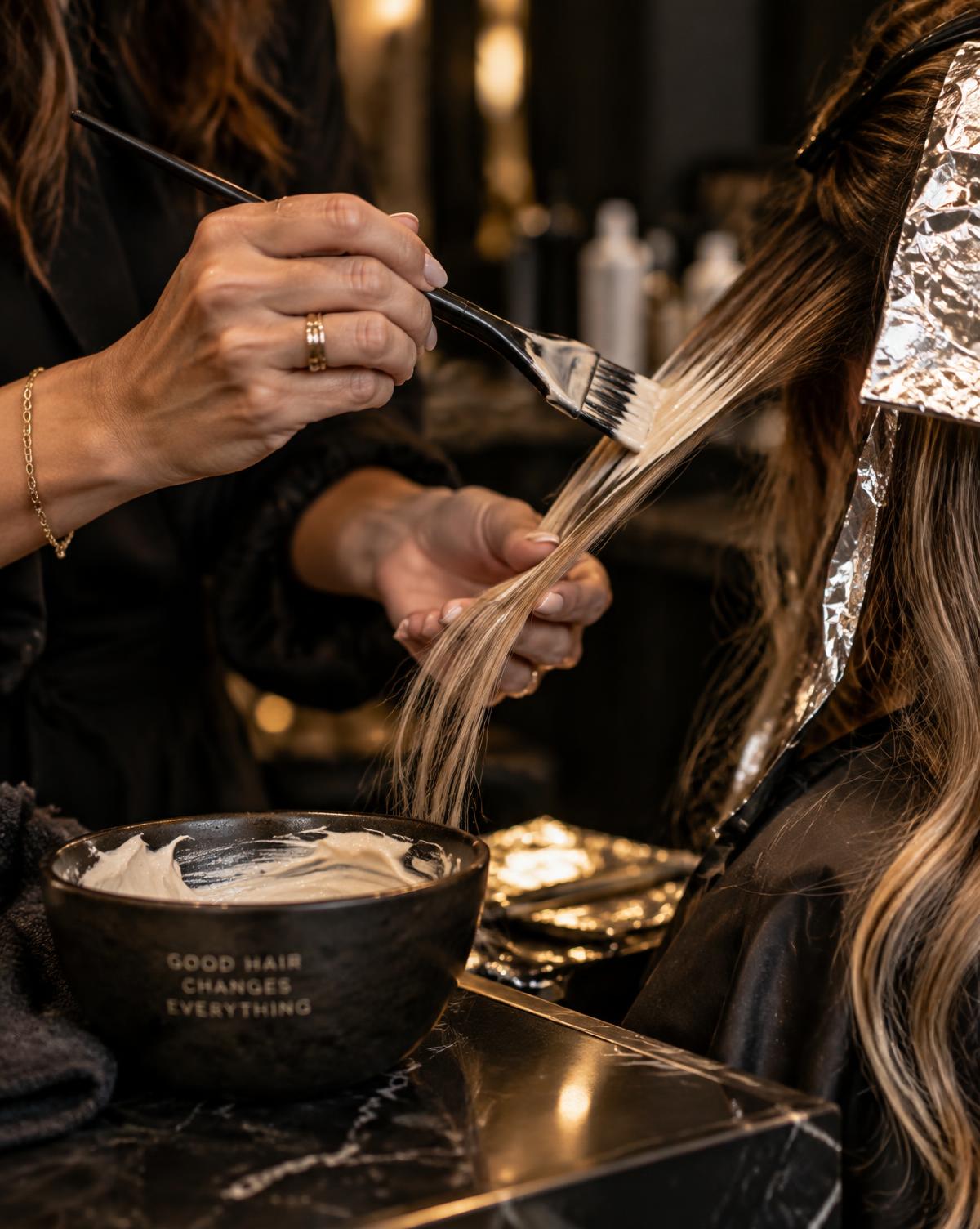 Feine Pinselführung beim Balayage